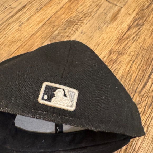 Preowned Chicago White Sox New Era 59Fifty Black  White Fitted Ball Cap Hat - Picture 2 of 4